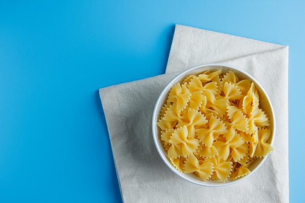 Macaroni pasta in een kom op een doek