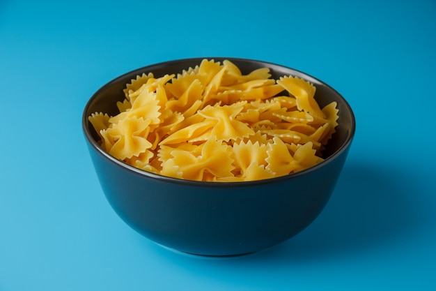 Macaroni pasta in een kom op een doek