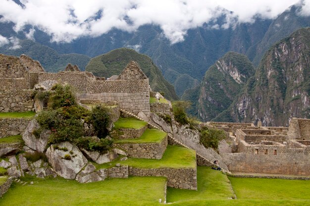 Machu picchu en landbouwterrassen, ruïnes van de heilige inca-stad, verloren stad van inkas, cusco, peru.