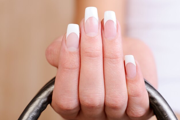 Macro-opname van een mooie elegante vrouwelijke vingers met Franse manicure