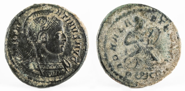 Macro-opname van een oude Romeinse koperen munt van keizer Constantijn I Magnus.