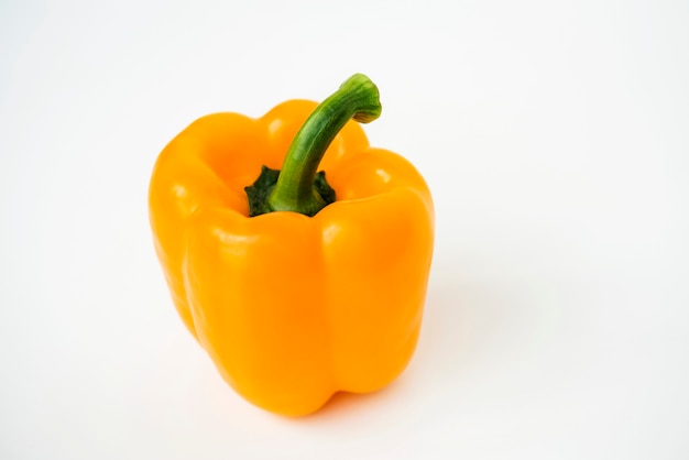 Macro schot van zoete die groene paprika op witte achtergrond wordt geïsoleerd