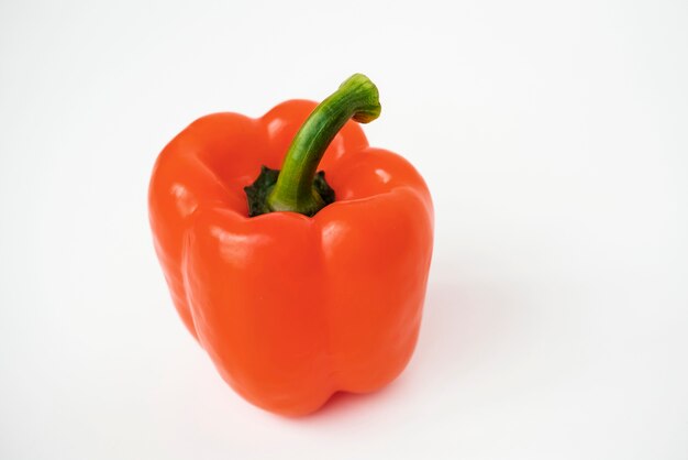 Macro schot van zoete die groene paprika op witte achtergrond wordt geïsoleerd