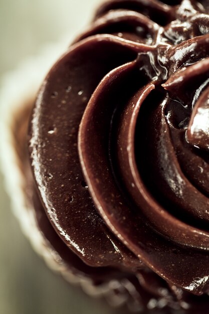 Macro van smakelijke mooie smakelijke chocolade zelfgemaakte cupcake op houten achtergrond.