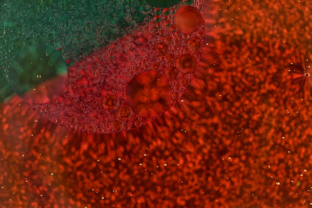 Macroschot van waterbellen die op kleurrijke achtergrond drijven