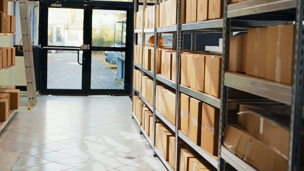 Gratis foto magazijnbenodigdheden met kartonnen dozen op rekken, pakketten en kartonnen containers die zijn voorbereid voor distributie en verzending van producten. magazijnruimte met winkellading, industriële voorraad.