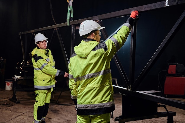 Magazijnmedewerkers zijn check-in metingen van het spoor in de metaalfabriek.