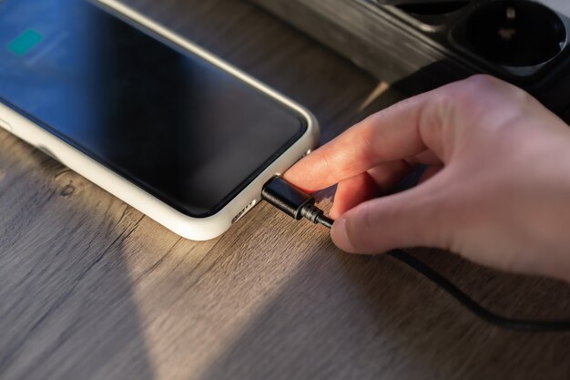 Magnetische kabel voor het opladen van smartphone, close-up.