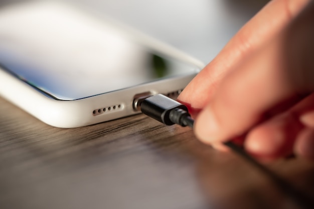 Magnetische kabel voor het opladen van smartphone, close-up.