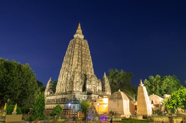 Mahabodhi-tempel 's nachts bodh gaya India De plaats waar Gautam Boeddha de verlichting bereikte
