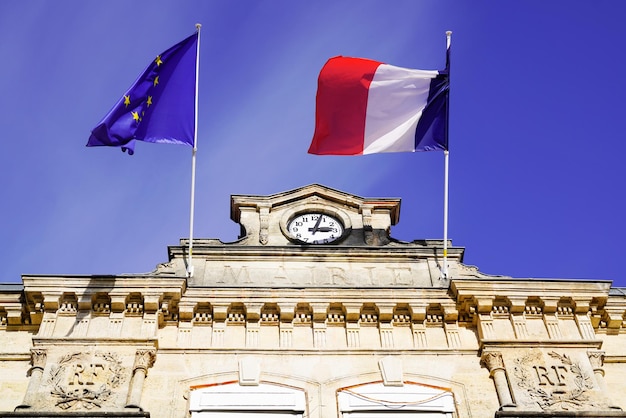 Mairie betekent stadhuis in het frans met frankrijk en europese vlag op de buitenmuur