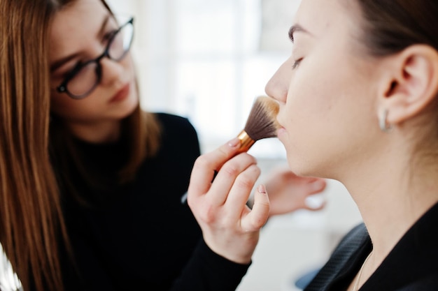 Gratis foto make-up artiest werkt in haar schoonheidssalon, studio-studio vrouw solliciteert door professionele make-up master beauty club concept