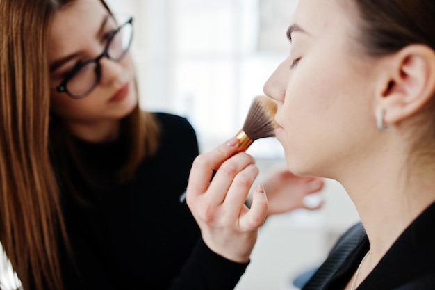 Make-up artiest werkt in haar schoonheidssalon, studio-studio Vrouw solliciteert door professionele make-up master Beauty club concept