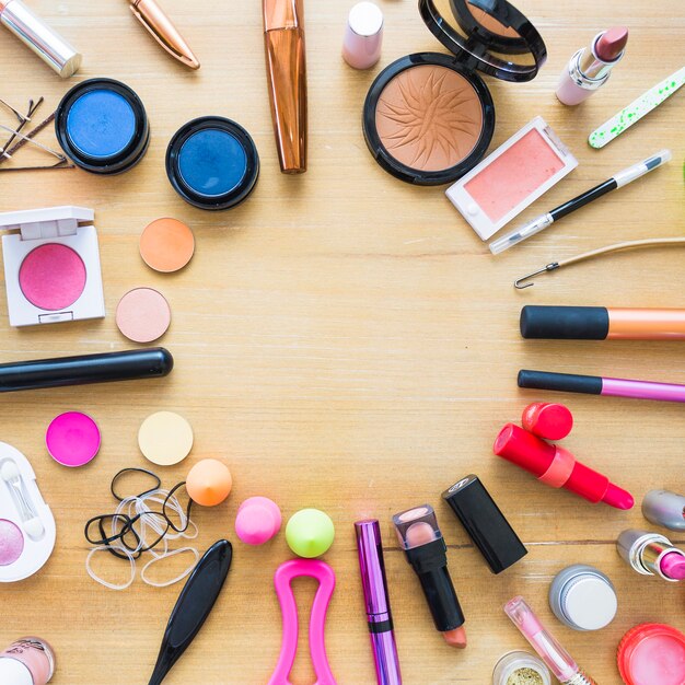 Make-up benodigdheden liggen in cirkel