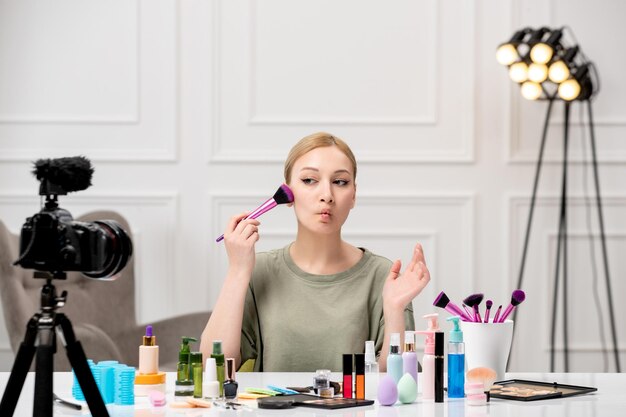 Make-up blogger maakt make-up tutorial vlog op camera jong schattig mooi meisje met borstel