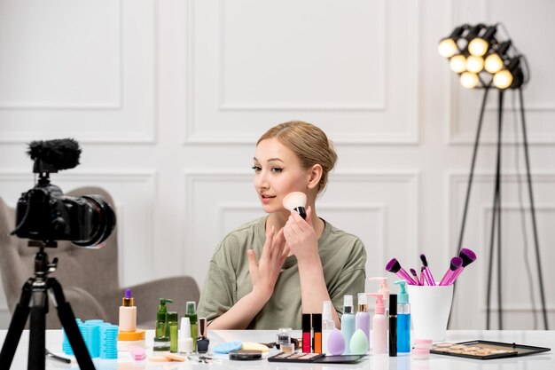 Make-up blogger opname make-up tutorial op camera jong schattig mooi meisje met borstel