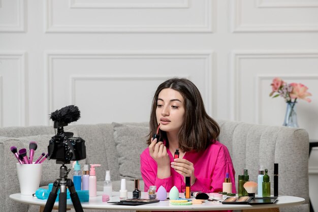 Make-up blogger schattige mooie mooie jonge dame die video opneemt op camera