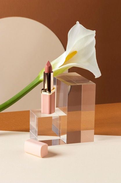 Make-up concept met lippenstift en plant