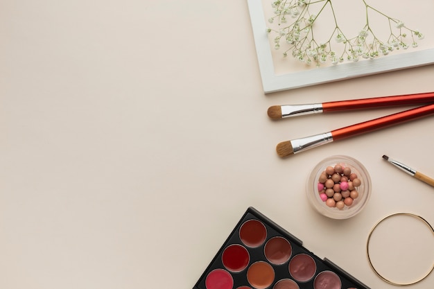 Make-up cosmetische producten collectie op tafel