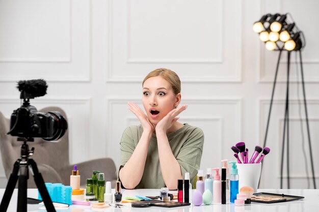 Make-upblogger die make-uphandleiding op camera opneemt, jong schattig mooi meisje geschokt