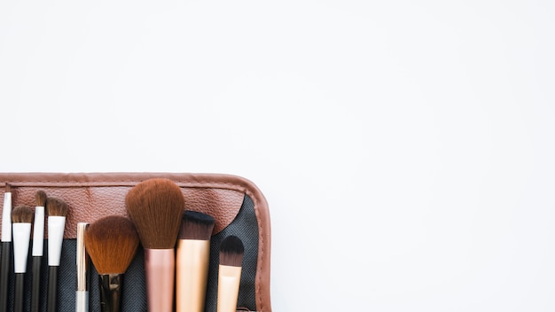 Gratis foto make-uphulpmiddelen in een koffer
