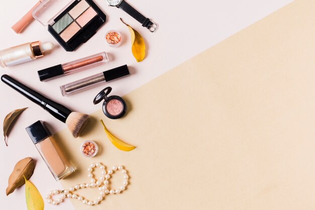 Make-upproducten op een lichte ondergrond