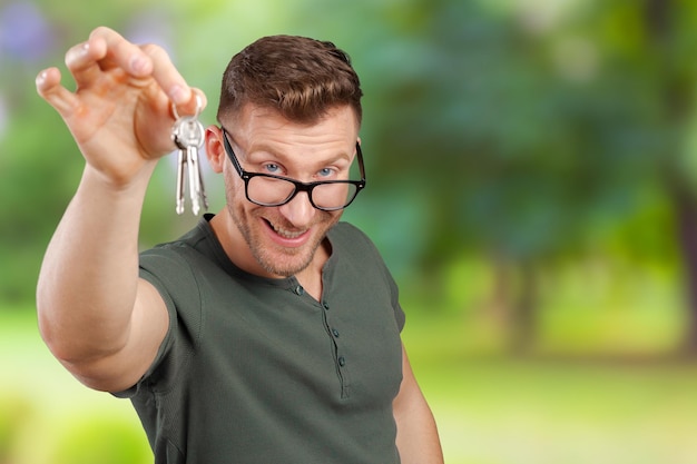 Gratis foto makelaar in onroerend goed die nieuwe huissleutel tonen