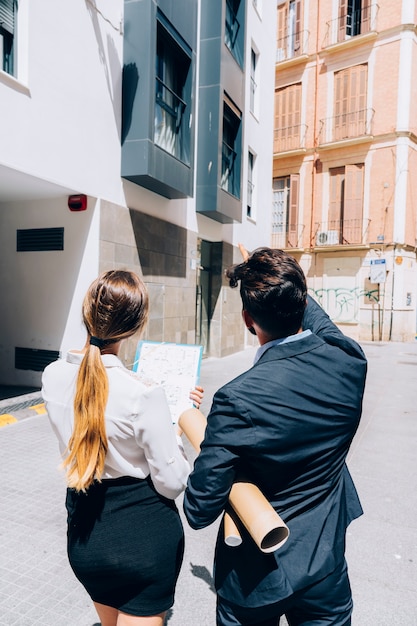 Gratis foto makelaars op het werk achteruit