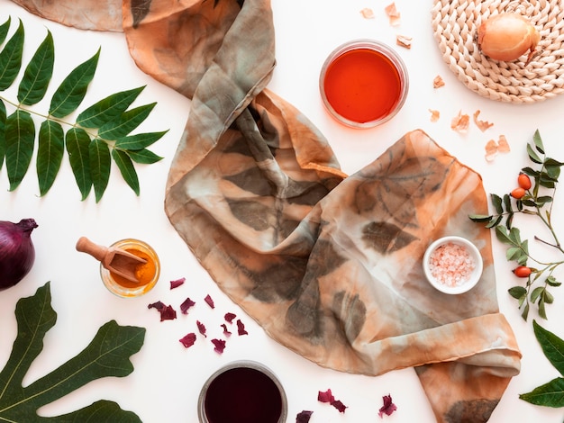 Maken van een gepigmenteerde doek met assortiment natuurlijke kleuren