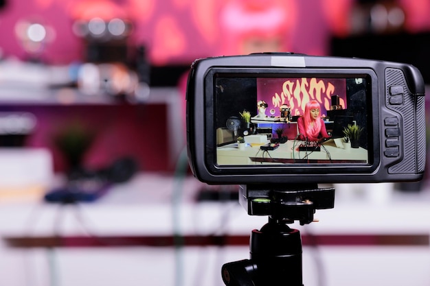 Gratis foto maker van inhoud neemt podcast op in gesprek met abonnees die lifestyle-advies bespreken en vloggen in creatieve studio. aziatische influencer livestreaming met behulp van professionele vlogapparatuur