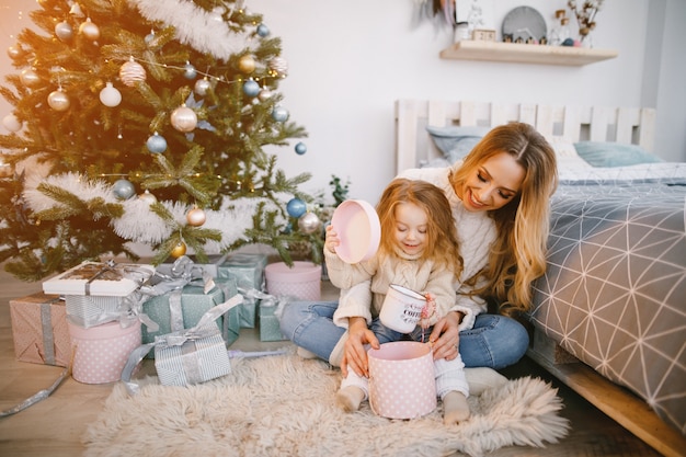 mama en dochter openen geschenken