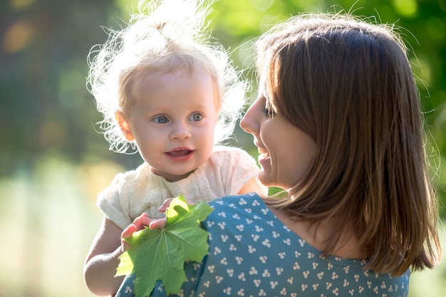 Mama en peuter meisje spelen