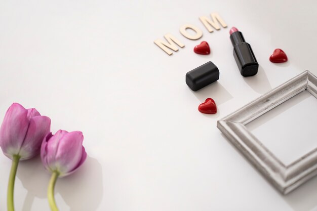 Mamma letters, twee rozen, kader en lippenstift