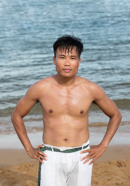 Gratis foto man aan het strand die alleen capoeira beoefent