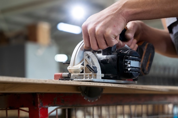 Gratis foto man aan het werk aan het snijden van mdf-plaat