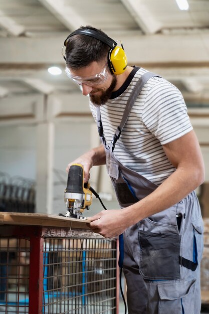 Man aan het werk aan het snijden van mdf-plaat