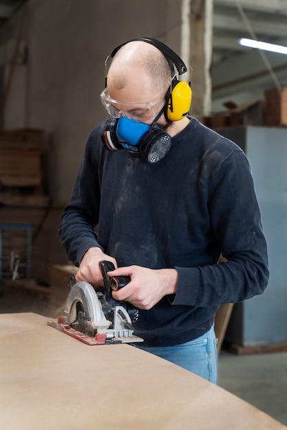 Man aan het werk aan het snijden van mdf-plaat