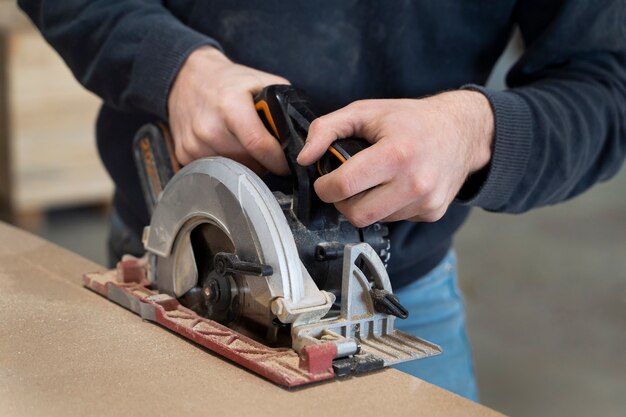 Man aan het werk aan het snijden van mdf-plaat