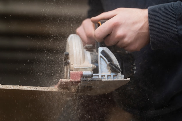 Man aan het werk aan het snijden van mdf-plaat