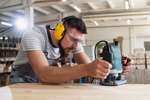 Gratis foto man aan het werk aan het snijden van mdf-plaat