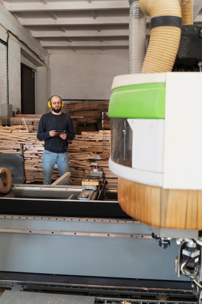 Man aan het werk aan het snijden van mdf-plaat