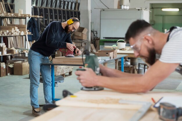 Man aan het werk aan het snijden van mdf-plaat