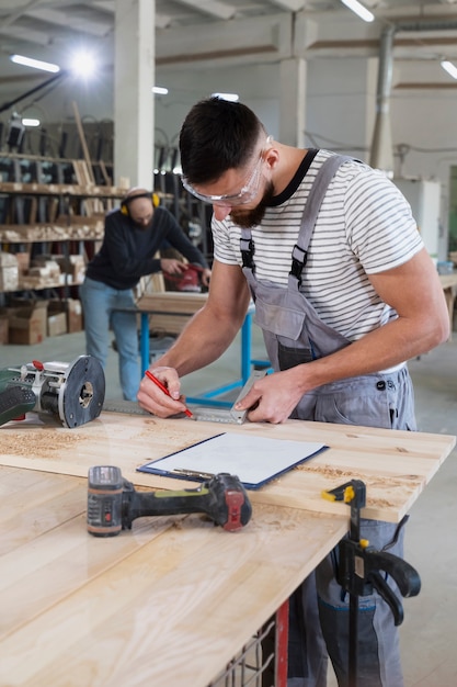 Gratis foto man aan het werk aan het snijden van mdf-plaat