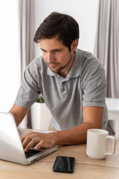 Man aan het werk bij bureau middelgroot schot