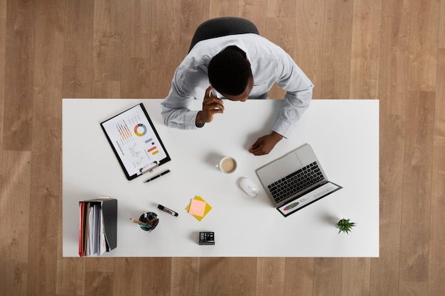 Gratis foto man aan het werk bij bureaubladweergave