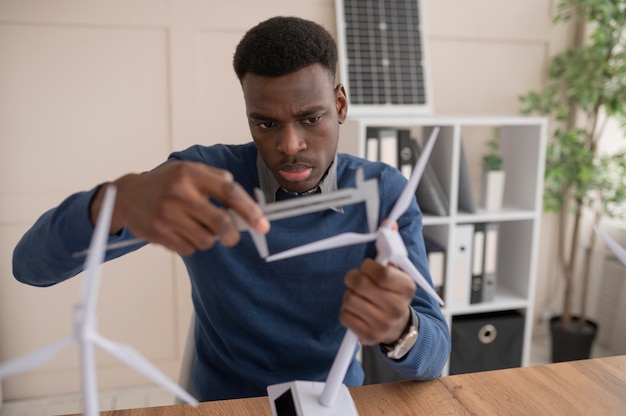 Man aan het werk bij milieuproject