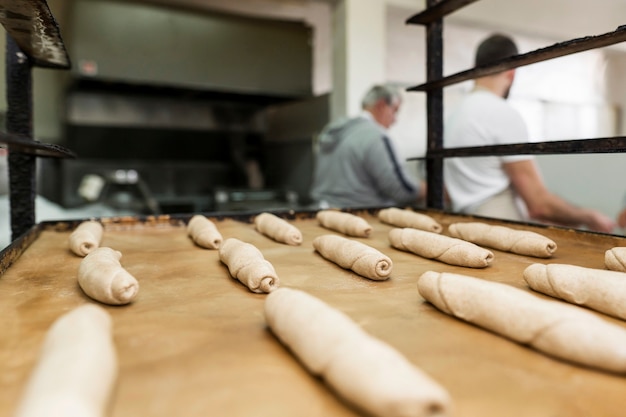 Gratis foto man aan het werk in een broodbakkerij