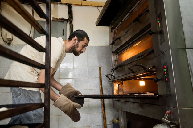 Man aan het werk in een broodbakkerij