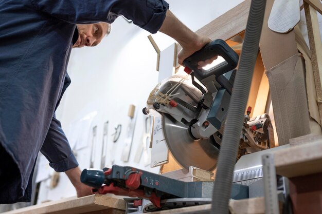 Man aan het werk in een houten werkplaats