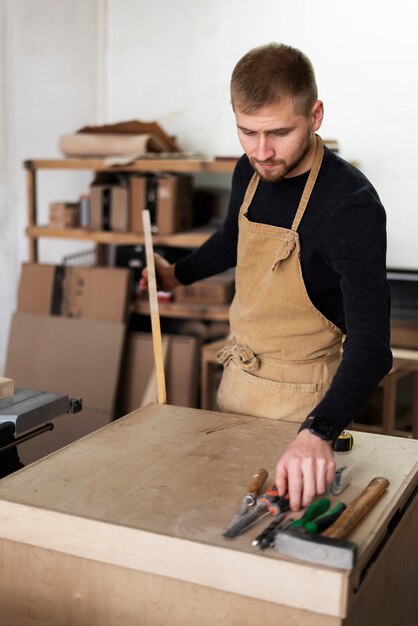Man aan het werk in een houtgravure-atelier